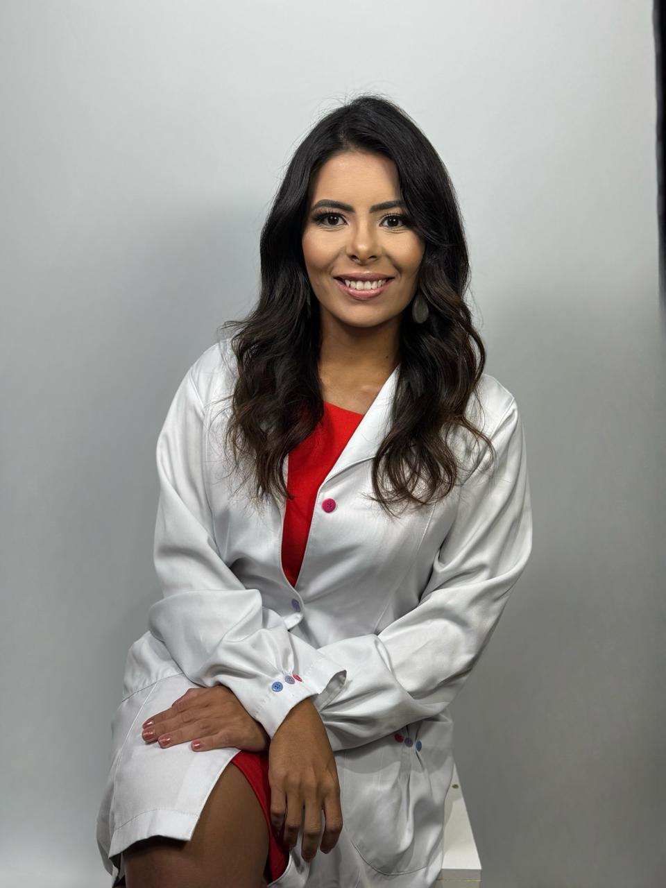 Dra. Lorena Botelho Vergara em retrato profissional sentada